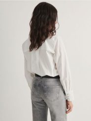 Bawełniana koszula - biały. Białe koszule Reserved, l, bez wzorów, z bawełny, bez kołnierzyka, bez ramiączek. Za 109.99 zł.