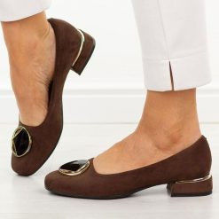 Czekoladowe zamsz Polskie czółenka damskie Suzana 2520. Brązowe czółenka Suzana, z aplikacjami, z zamszu, bez obcasa, na obcasie, bez zapięcia. Za 249.00 zł.