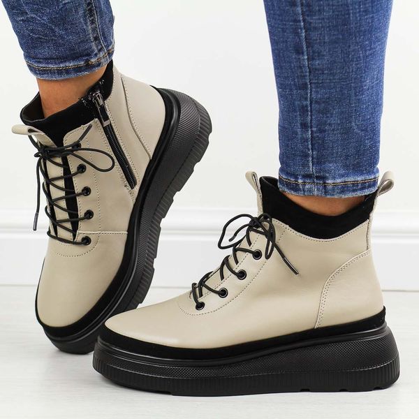 Beżowe skórzane botki damskie na platformie T.Sokolski Z24-217. Brązowe botki Sokolski, na jesień, bez wzorów, z jeansu, z okrągłym noskiem, bez obcasa, na platformie, bez zapięcia. W wyprzedaży za 260.10 zł.