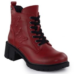 Skórzane damskie botki z motylami czerwone Filippo DBT7133. Czerwone botki Filippo, bez wzorów, ze skóry, bez obcasa, bez zapięcia. Za 269.99 zł.