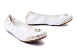 RIEKER 41459-80 white, baleriny/czółenka damskie. Białe baleriny Rieker, w ażurowe wzory, z kauczuku, bez obcasa. Za 181.93 zł.