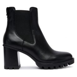 Botki Tamaris. Czarne botki Tamaris, bez wzorów, bez obcasa, na słupku, bez zapięcia. Za 429.99 zł.