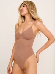 Modelujące body na ramiączkach - kremowy. Białe body Sinsay, l, bez wzorów. Za 39.99 zł.