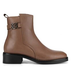 Botki Lasocki. Brązowe botki Lasocki, bez wzorów, bez obcasa, na płaskiej podeszwie, bez zapięcia. Za 279.99 zł.