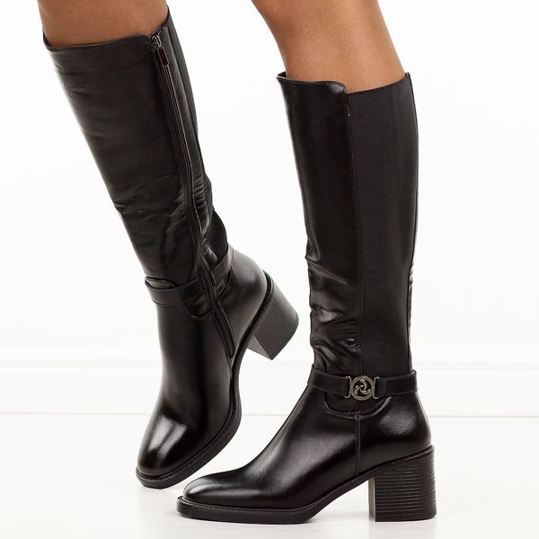 Czarne skórzane kozaki damskie T.Sokolski Z25-222. Czarne kozaki Sokolski, na jesień, z jeansu, z okrągłym noskiem, bez obcasa, na obcasie, bez zapięcia. Za 329.00 zł.