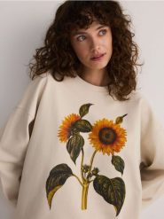 Bawełniana bluza z nadrukiem - złamana biel. Bluzy Reserved, l, bez wzorów, z bawełny, bez kaptura. W wyprzedaży za 99.99 zł.