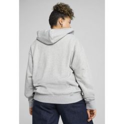 Damska rozpinana bluza z kapturem i małym logo ESS Comfort PUMA. Czarne bluzy Puma, uniwersalny, bez wzorów, z kapturem. W wyprzedaży za 124.00 zł.