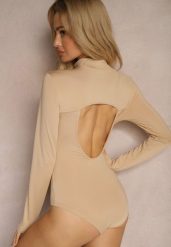 Ciemnobeżowe Body z Golfem z Prążkowanej Dzianiny Naorinia. Brązowe body Renee, l, bez wzorów, z dzianiny, bez ramiączek. Za 39.99 zł.