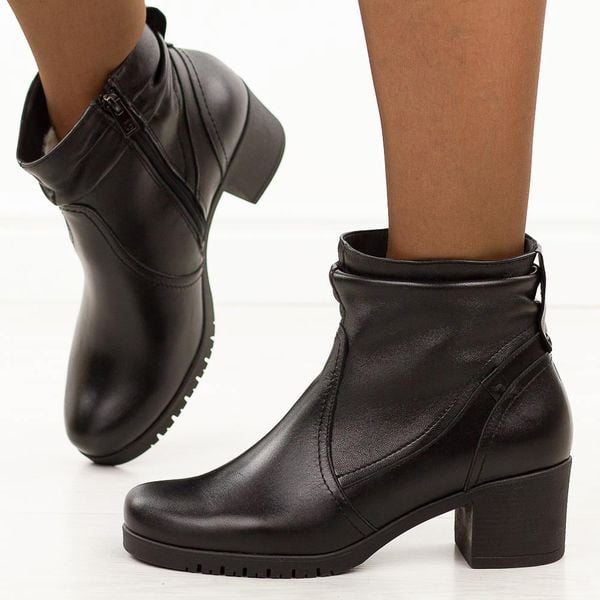 Czarne zimowe Polskie botki damskie Galant 3320. Czarne botki Galant, na jesień, bez wzorów, z jeansu, z okrągłym noskiem, bez obcasa, na obcasie, bez zapięcia. W wyprzedaży za 429.14 zł.