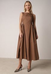 Brązowa Sukienka Bawełniana o Rozkloszowanym Fasonie z Dekoltem Łódką i Kieszeniami Elenira. Brązowe sukienki Born2be, m, bez wzorów, z bawełny, eleganckie, bez kołnierzyka, bez ramiączek, maxi, rozkloszowane. Za 159.99 zł.