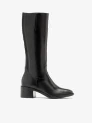 Czarne eleganckie kozaki z wąską cholewką. Czarne kozaki Ryłko, z gumy, z okrągłym noskiem, bez obcasa, bez zapięcia. W wyprzedaży za 499.99 zł.