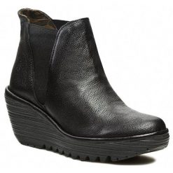 Botki Fly London. Czarne botki Fly London, bez wzorów, bez obcasa, na koturnie, bez zapięcia. Za 649.99 zł.