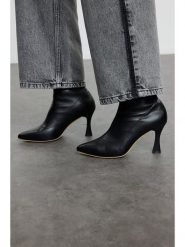 Trendyol Botki w kolorze czarnym rozmiar: 36. Czarne botki Trendyol, bez wzorów, bez obcasa, bez zapięcia. Za 165.99 zł.