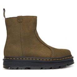 Botki Dr. Martens. Zielone botki Dr. Martens, bez wzorów, bez obcasa, na płaskiej podeszwie, bez zapięcia. Za 849.99 zł.