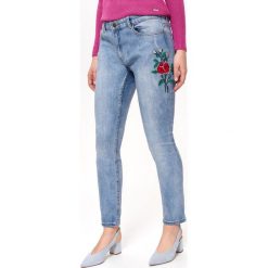 JEANSY DAMSKIE Z HAFTEM. Jeansy TOP SECRET. W wyprzedaży za 49.99 zł.