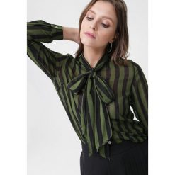 Zielona Koszula Saponaria. Zielone koszule Born2be, l, bez wzorów, biznesowe, bez kołnierzyka, bez ramiączek. Za 89.99 zł.