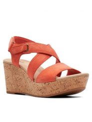Clarks Sandały Rose Way 26171317 Czerwony. Czerwone sandały Clarks, bez wzorów, ze skóry, bez obcasa, na koturnie, bez zapięcia. Za 399.99 zł.