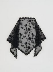 Koronkowy szal - czarny. Czarne szaliki Reserved, bez wzorów, z koronki. Za 49.99 zł.