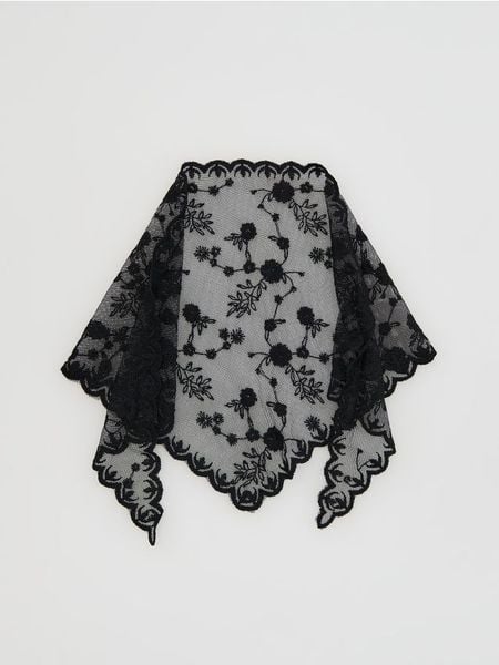 Koronkowy szal - czarny. Czarne szaliki Reserved, bez wzorów, z koronki. W wyprzedaży za 39.99 zł.