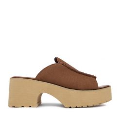 Klapki JENNY. Brązowe klapki Jenny, bez wzorów, bez obcasa. Za 139.99 zł.