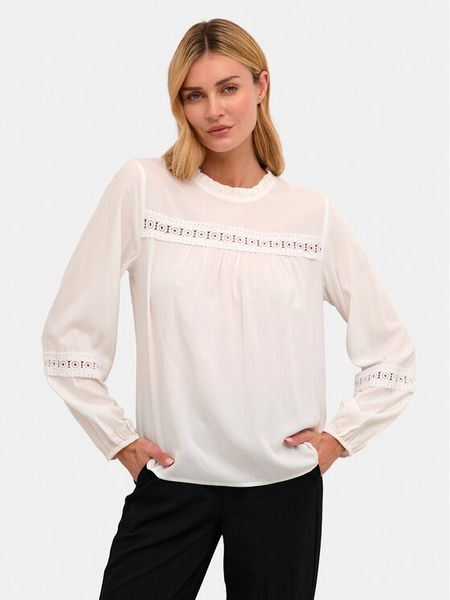 Kaffe Bluzka Freya 10508200 Écru Regular Fit. Bluzki Kaffe, bez wzorów, z wiskozy, bez kołnierzyka, bez ramiączek. Za 129.99 zł.