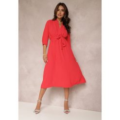 Czerwona Sukienka Canopis. Czerwone sukienki Renee, m, bez wzorów, z materiału, eleganckie, bez kołnierzyka, bez ramiączek, midi, kopertowe. Za 69.99 zł.