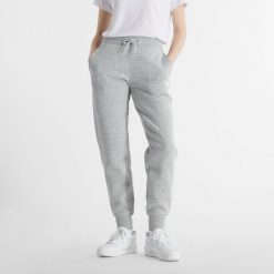 Spodnie damskie New Balance WP43805AG – szare. Szare spodnie dresowe New Balance, l, bez wzorów, z bawełny. Za 159.99 zł.