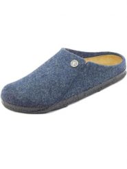 Birkenstock Kapcie w kolorze niebieskim rozmiar: 40. Niebieskie obuwie domowe Birkenstock, bez wzorów, z materiału, bez zapięcia. Za 277.36 zł.