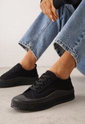 Czarne Klasyczne Trampki na Żłobionej Podeszwie Levanatia. Czarne trampki Renee, bez wzorów, z jeansu, bez zapięcia. Za 69.99 zł.