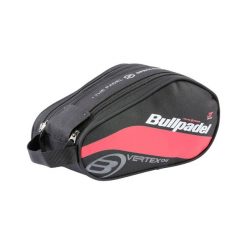Bullpadel Juan Tello Bpp24008 Vertex czerwona kosmetyczka. Czerwone kufry i kosmetyczki bullpadel, bez wzorów, z materiału, średnie, z nadrukiem, bez dodatków. Za 169.99 zł.