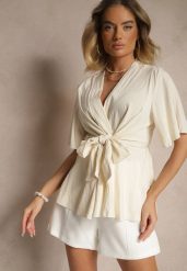 Jasnobeżowa Bluzka z Wiskozą Kopertowym Dekoltem i Ozdobnym Supełkiem Lioriva. Brązowe bluzki Renee, z aplikacjami, z jeansu, eleganckie, bez kołnierzyka, bez ramiączek. W wyprzedaży za 52.49 zł.