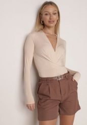 Brązowe Szorty Typu Bermudy z Paskiem i Prostokątną Klamrą Tinalora. Brązowe szorty Born2be, bez wzorów, eleganckie. Za 99.99 zł.