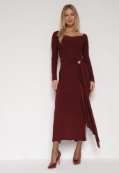 Bordowa Dopasowana Sukienka z Ozdobnym Marszczeniem Trenem i Rozcięciem Alutria. Czerwone sukienki Born2be, na wesele, m, bez wzorów, wizytowe, bez kołnierzyka, bez ramiączek, dopasowane. Za 139.99 zł.