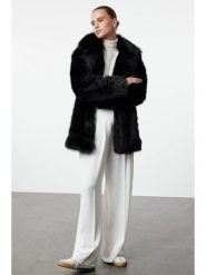 Trendyol Płaszcz w kolorze czarnym ze sztucznego futerka rozmiar: M/L. Czarne płaszcze Trendyol, l, bez wzorów, z puchu, bez kaptura. Za 217.99 zł.