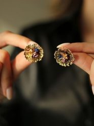 Pierres delicates Pozłacane kolczyki-wkrętki z perłami rozmiar: onesize. Różowe kolczyki Pierres delicates, z perłą, pozłacane. Za 86.99 zł.