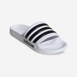 Klapki basenowe Adidas Adilette Shower. Białe klapki Adidas, bez wzorów, bez obcasa. Za 99.99 zł.