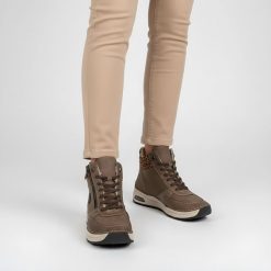 Trzewiki damskie Rieker, panterka z eko skóry na grubej podeszwie i zapinane na zamek, brązowe, 44565-25. Brązowe botki Rieker, bez wzorów, z materiału, bez obcasa, bez zapięcia. Za 399.00 zł.