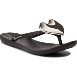 Japonki IPANEMA - Maxi Fashion II Fem 82120 Black 21138. Czarne klapki Ipanema, z aplikacjami, z tworzywa sztucznego, bez obcasa. W wyprzedaży za 79.00 zł.