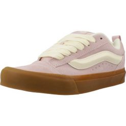 Kapcie VANS KNU SKOOL Rose. Czerwone obuwie domowe Vans, bez wzorów, ze skóry, bez zapięcia. Za 387.99 zł.