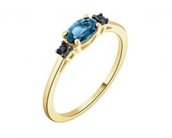 Pierścionek z żółtego i białego złota z czarnymi brylantami i topazem London Blue - próba 375. Białe pierścionki Apart, z brylantem, złote. Za 1,359.00 zł.
