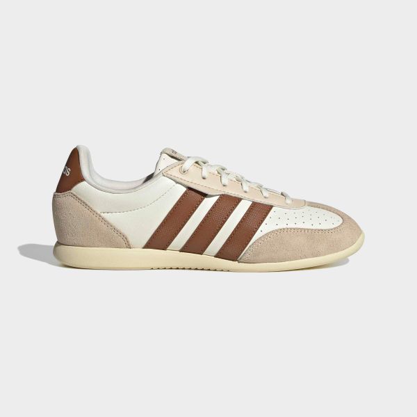 Sneakersy damskie ADIDAS Barreda Decode Lo Off. Białe obuwie sportowe Adidas, z syntetyku, bez zapięcia. Za 299.99 zł.