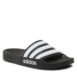 Klapki adidas. Czarne klapki Adidas, bez wzorów, bez obcasa. Za 89.99 zł.