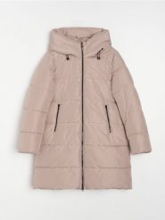 Pikowany płaszcz z kapturem - beżowy. Brązowe płaszcze Sinsay, l, bez wzorów, z kapturem. W wyprzedaży za 75.99 zł.