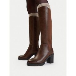 Kozaki JENNY. Brązowe kozaki Jenny, bez obcasa, na słupku, bez zapięcia. Za 229.99 zł.
