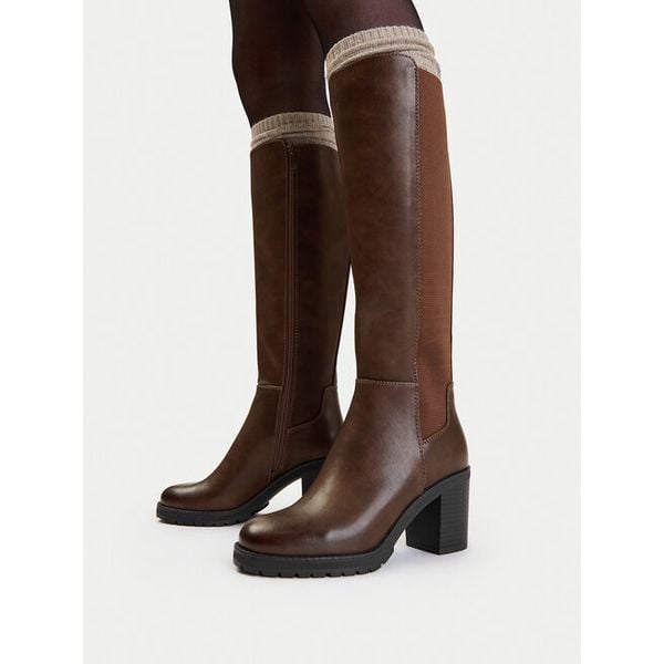 Kozaki JENNY. Brązowe kozaki Jenny, bez obcasa, na słupku, bez zapięcia. Za 229.99 zł.