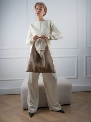 Christian Laurier Skórzana torebka "Azza" w kolorze szarobrązowym - 42 x 43 x 14 cm rozmiar: onesize. Brązowe torby na ramię Christian Laurier, bez wzorów, z materiału, na ramię, bez dodatków. Za 347.99 zł.