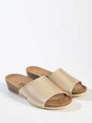 BACKSUN Klapki "Bologne" w kolorze złotym na koturnie rozmiar: 38. Żółte klapki Backsun, bez wzorów, z materiału, z otwartym noskiem, bez obcasa, na koturnie. Za 160.96 zł.