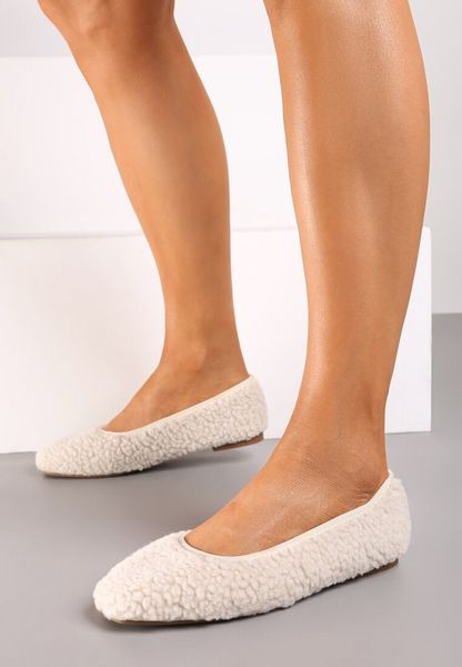 Jasnobeżowe Płaskie Balerinki Ozdobione Futerkiem o Fakturze Barankiem Armagia. Brązowe baleriny Born2be, bez wzorów, z jeansu, bez obcasa, na obcasie. Za 44.99 zł.