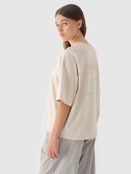 4F T-shirt oversize z nadrukiem damski - beżowy S. Brązowe t-shirty 4f, s, bez wzorów, z bawełny, bez kołnierzyka, bez ramiączek. W wyprzedaży za 29.99 zł.