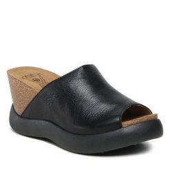 Klapki Fly London. Czarne klapki Fly London, bez wzorów, bez obcasa. Za 339.99 zł.